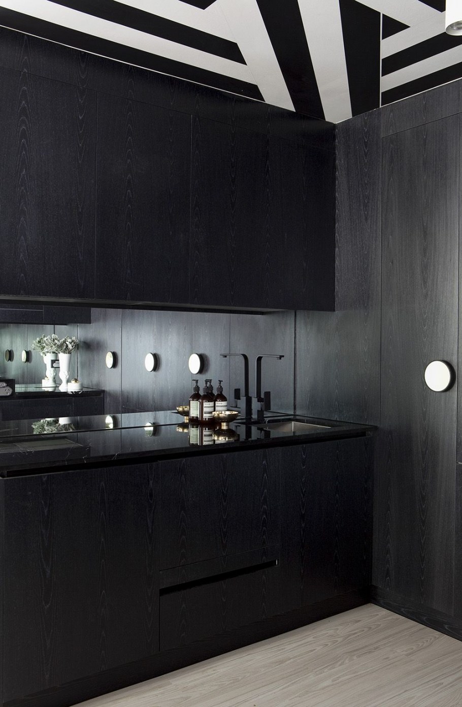 Черная матовая кухня