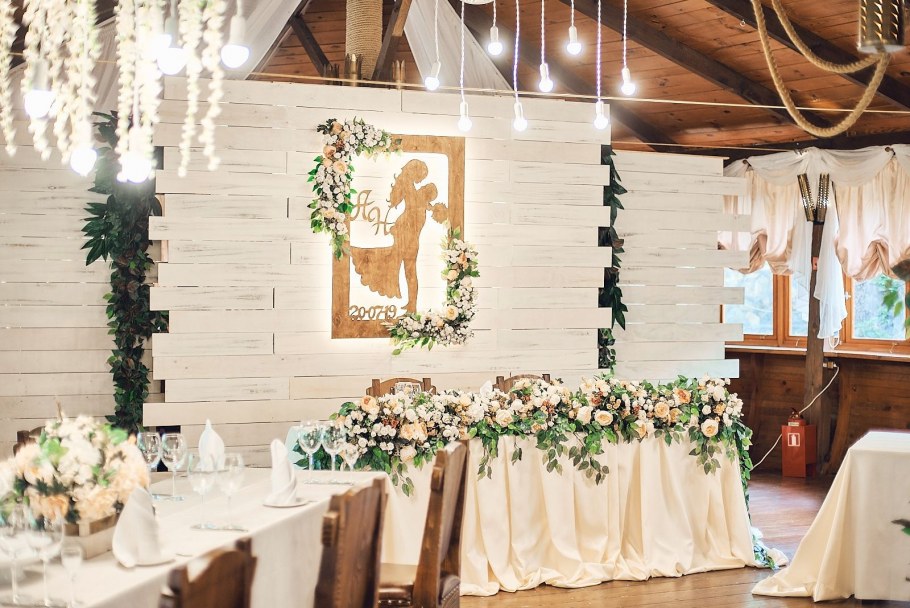 Оформление зала на свадьбу летом