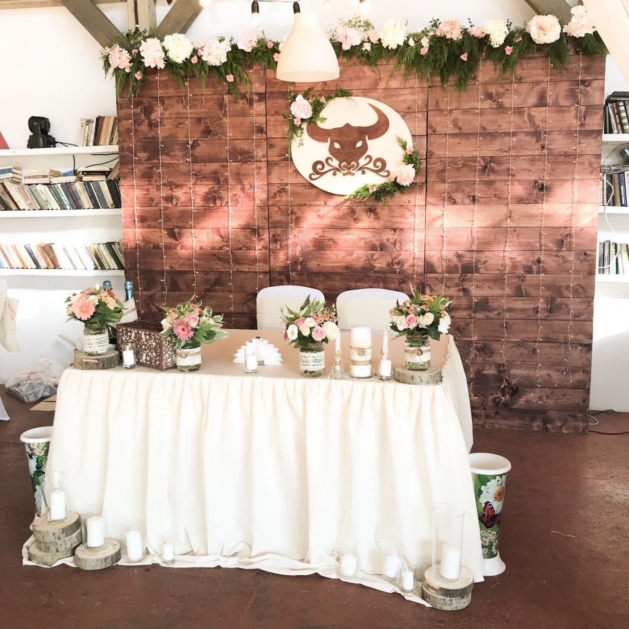 Украшение зала на свадьбу в стиле рустик