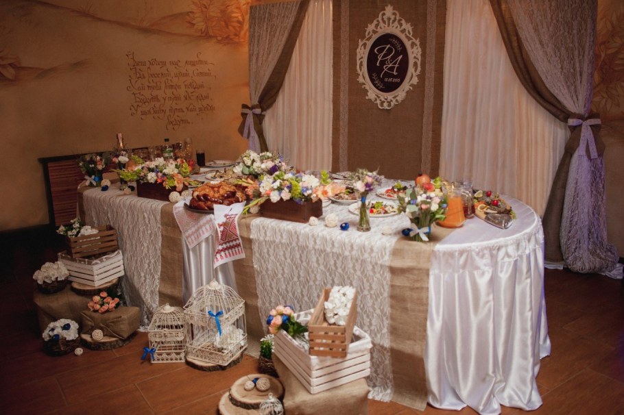 Стол молодоженов в стиле рустик