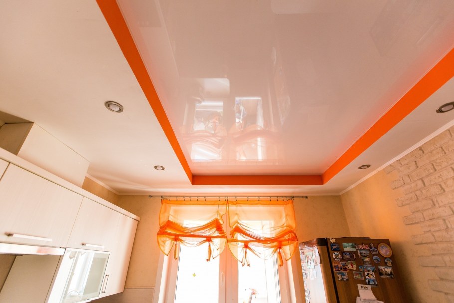Оранжевый потолок