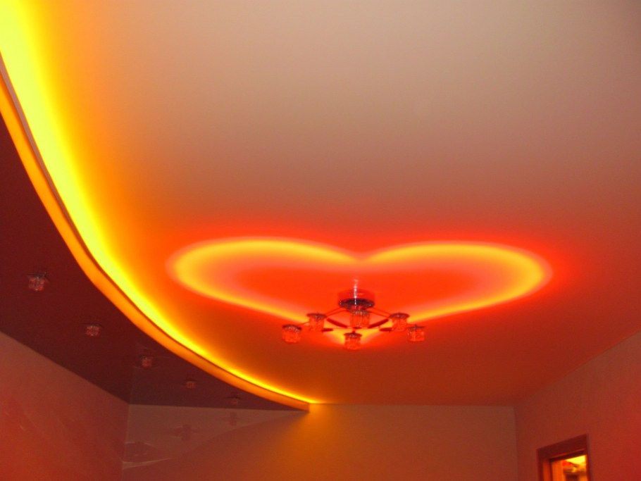 Оранжевый навесной потолок
