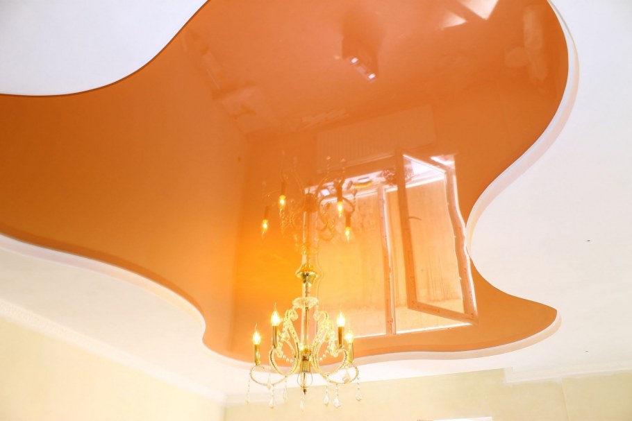 Оранжевый цвет потолка