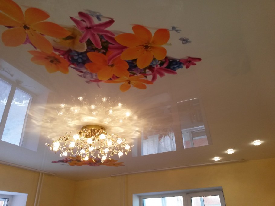 Потолки с оранжевым рисунком в прихожую