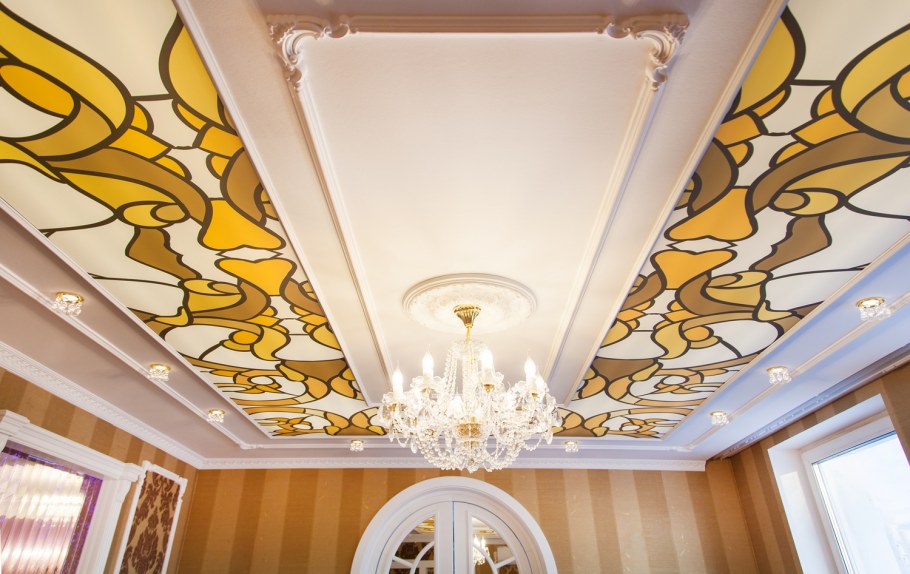Оранжевый потолок в интерьере