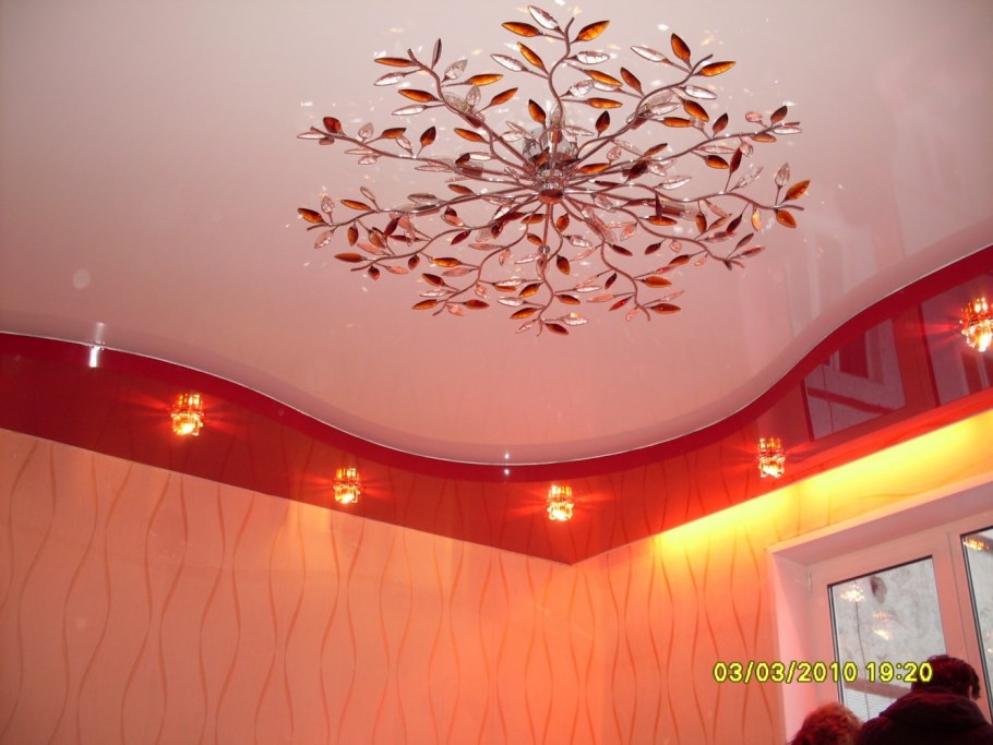 Оранжевый глянцевый потолок