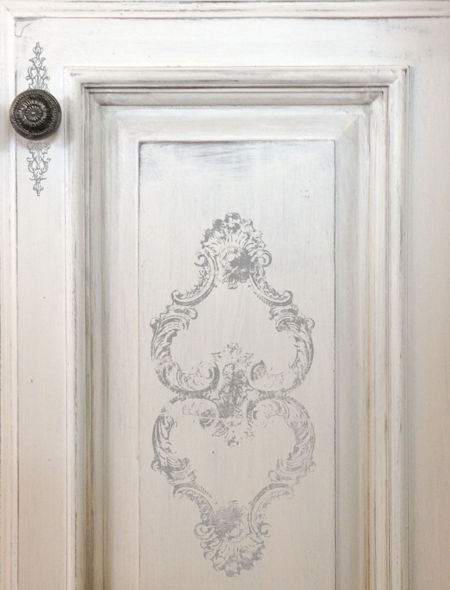 Украшение шкафа молдингами