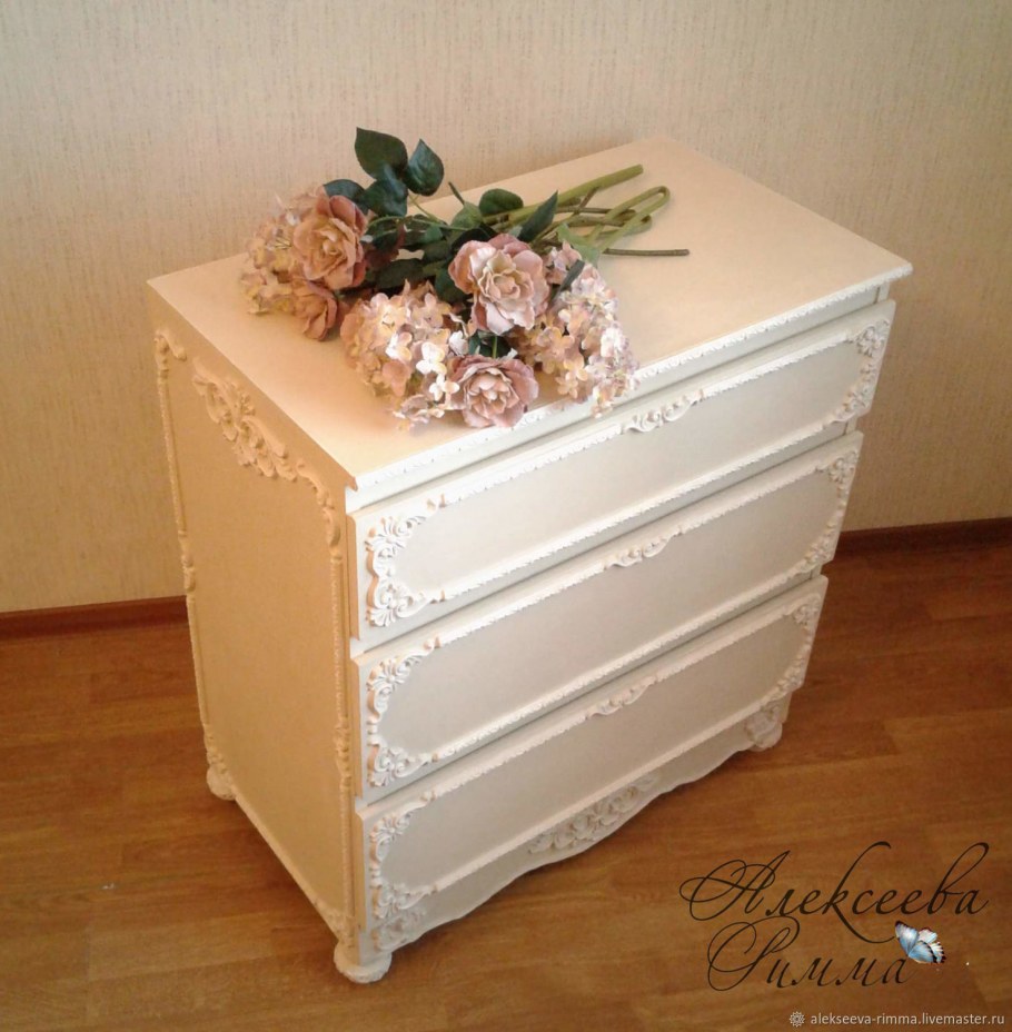 Комод с лепниной