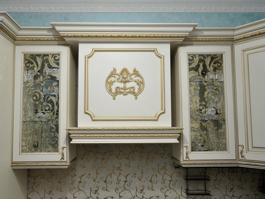 Кухонный фасад с лепниной