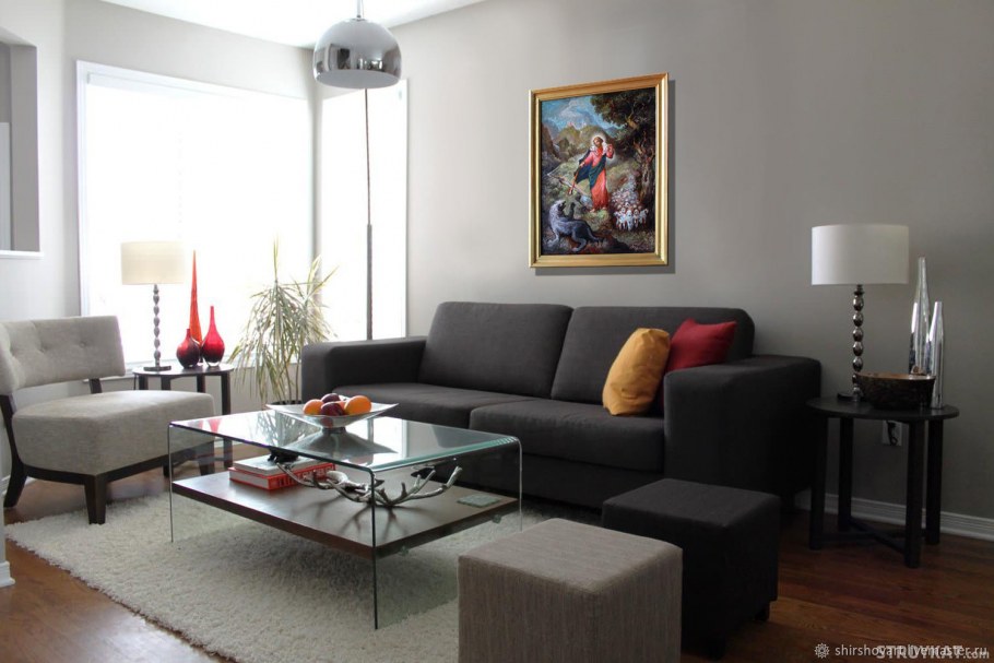 Серый диван в интерьере