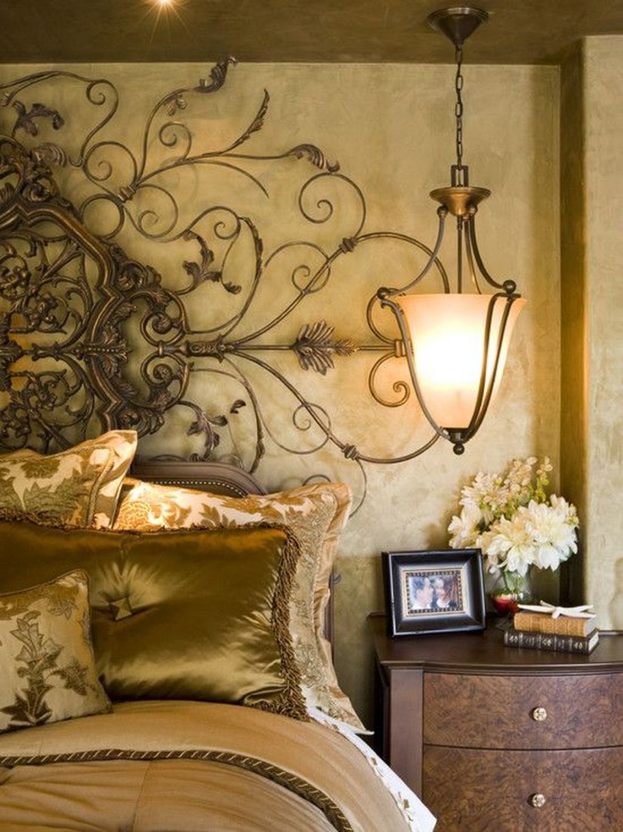 Бронза в интерьере спальни