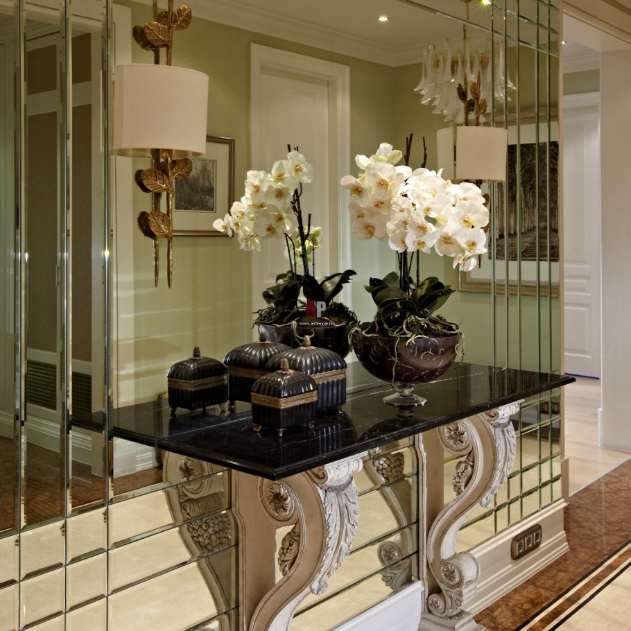 Зеркальное панно в прихожей с консолью