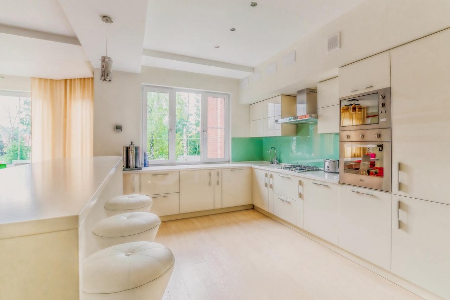 Белая кухня с черной столеш