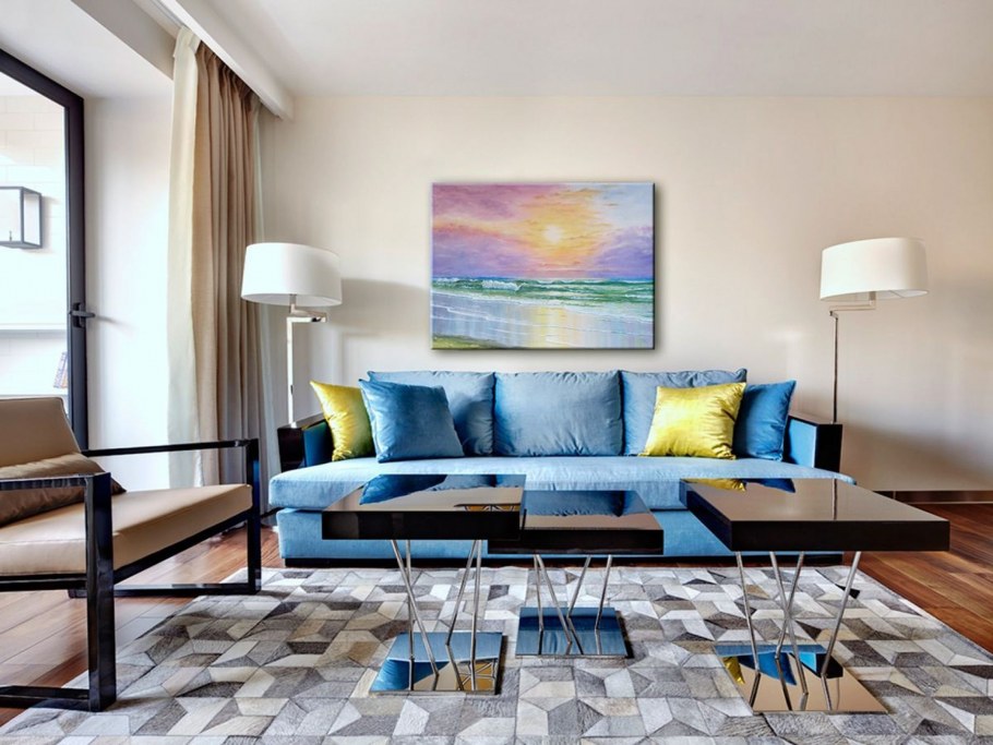 Ахроматический интерьер с синим акцентом