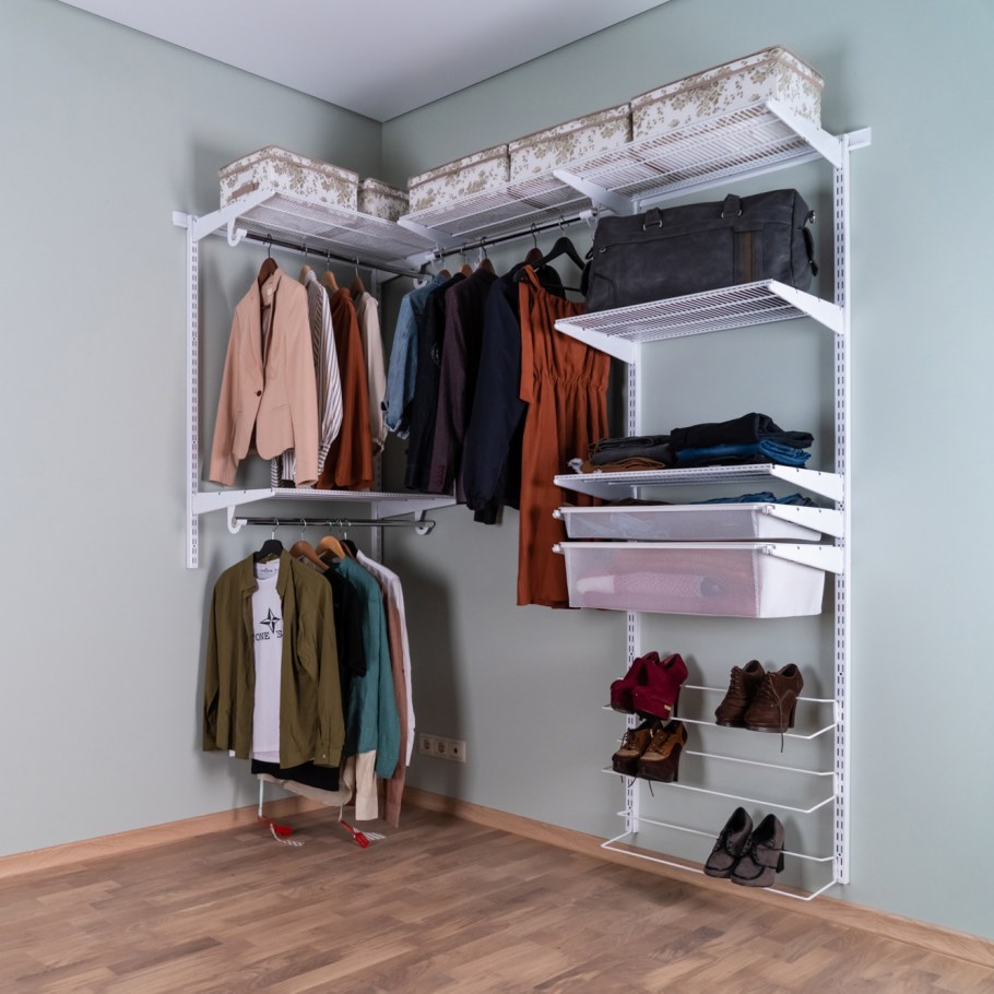 Маленькая гардеробная комната