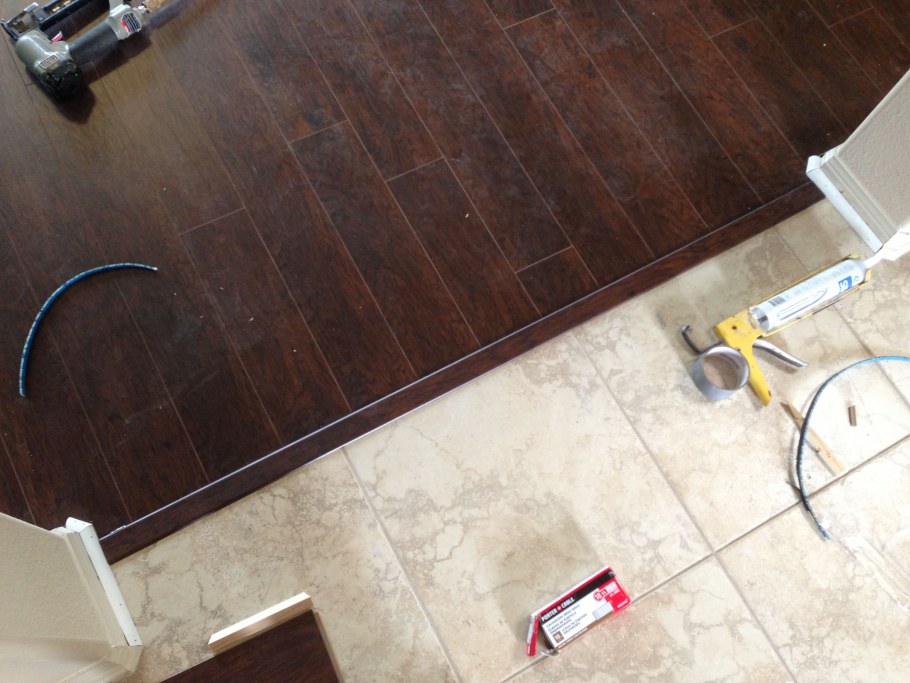 Стык плитки и ламината в интерьере