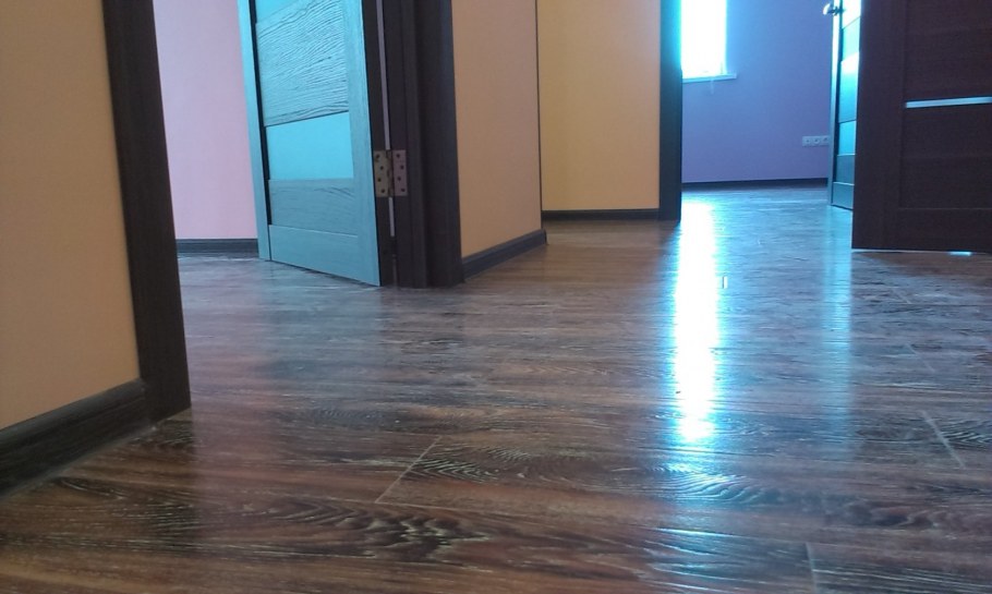 Ламинат в коридоре и комнате