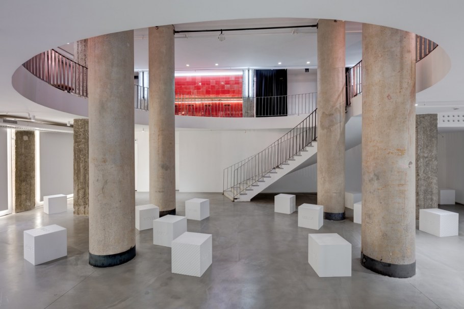 Круглая колонна в интерьере