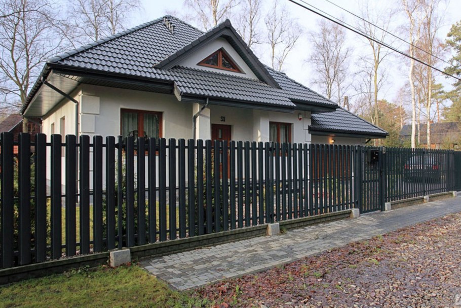 Кирпичный дом с красивым забором