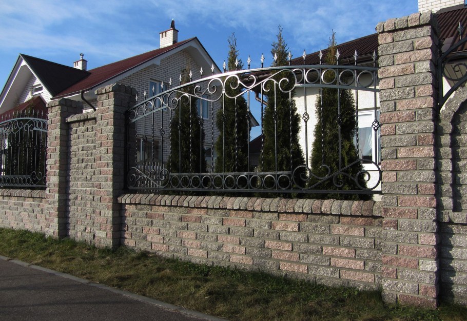Забор из красного кирпича и дерева