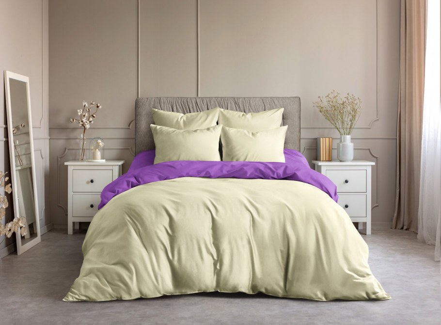 Пудровая кровать в интерьере