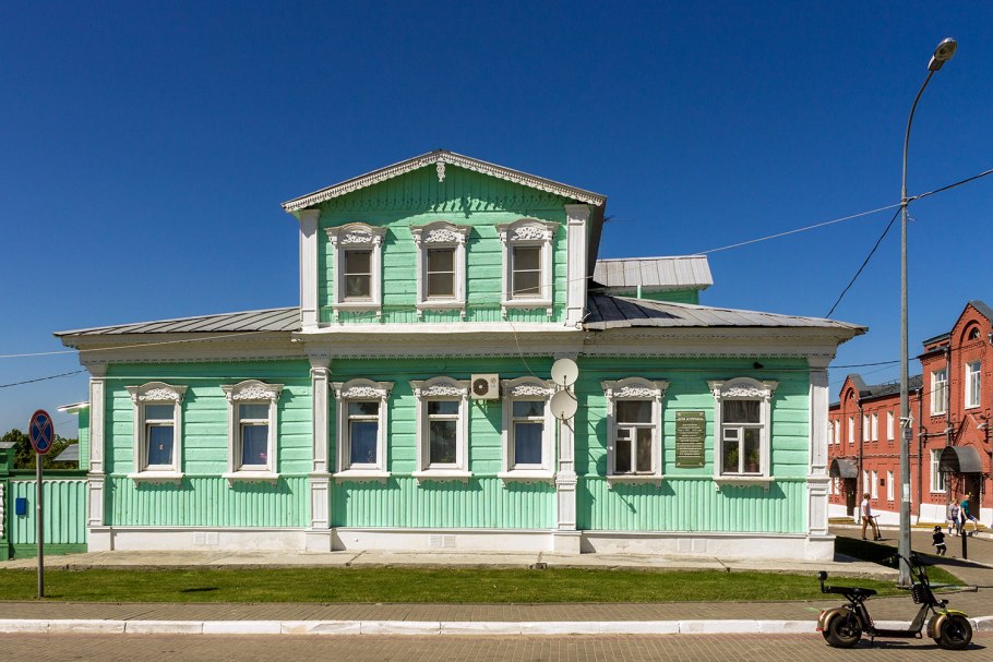 Мемориальная доска Лазареву во Владимире