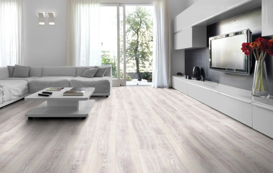 Светло серый ламинат в зале