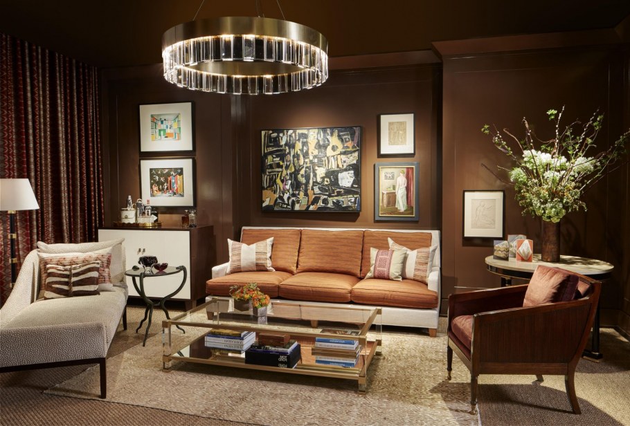 Коричневый диван в интерьере