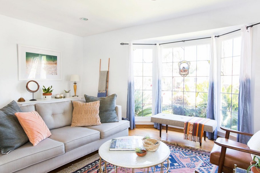 Теплая гостиная в холодных тонах