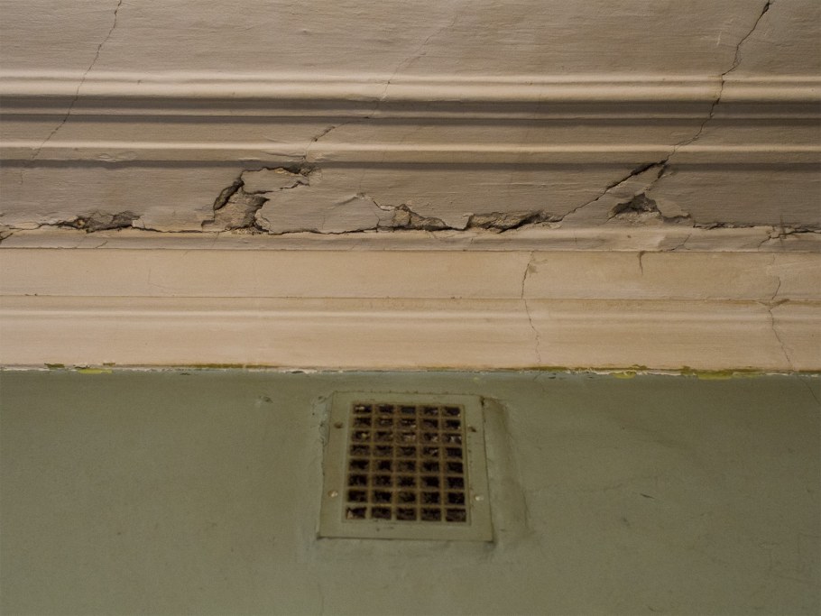 Трещины на потолке