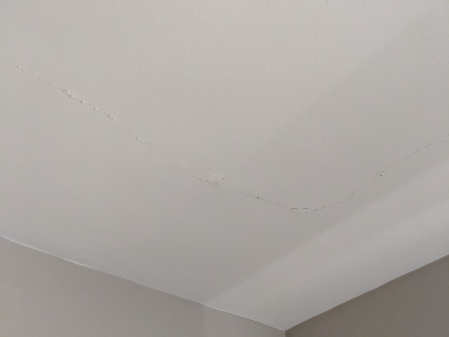 Трещины на потолке