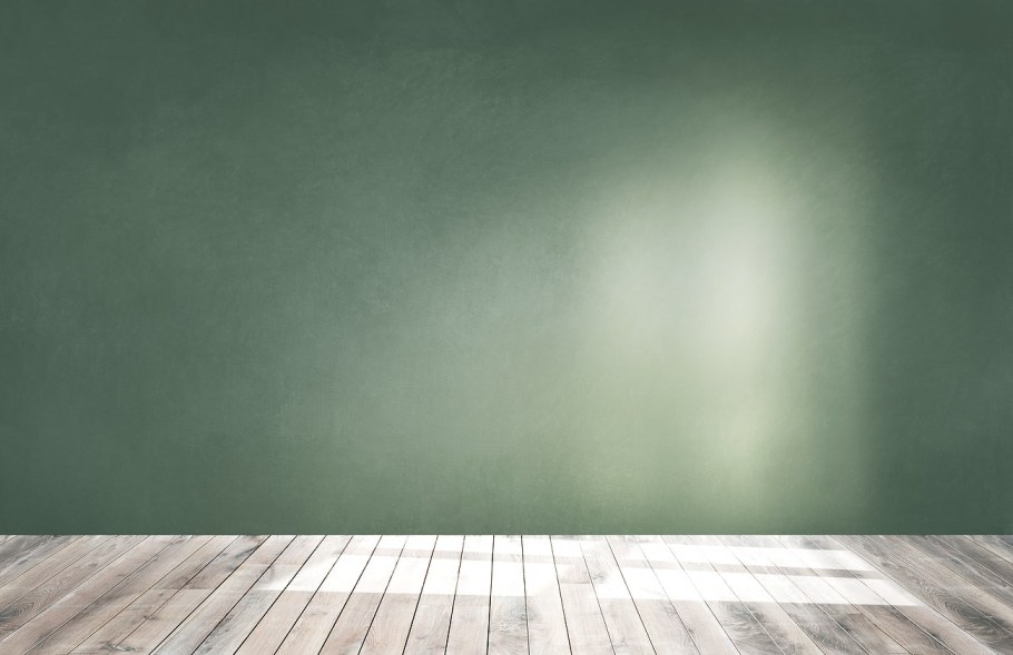 Пустая комната с деревянным полом