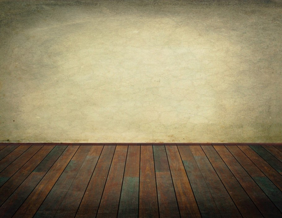 Пустой стол в комнате