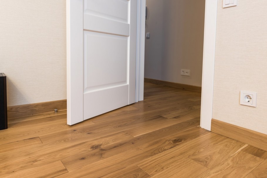 Плинтус в цвет пола