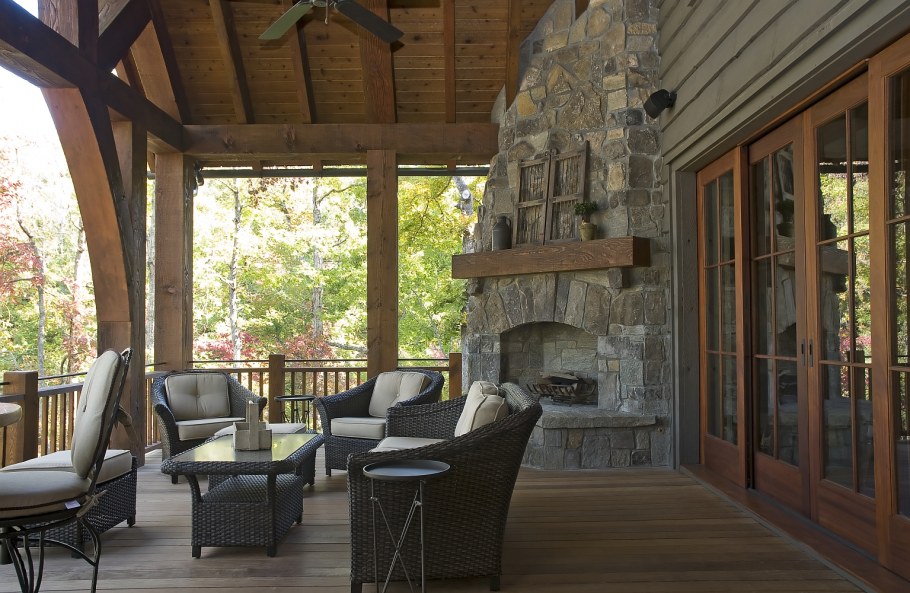 Веранда с камином в стиле Шале