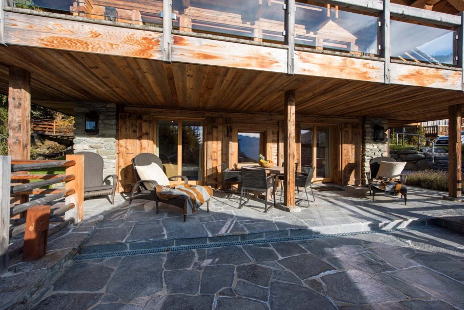 Дом с открытой террасой в стиле Шале