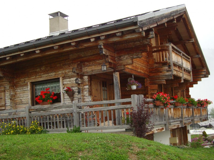 Крыльцо дома в стиле Шале