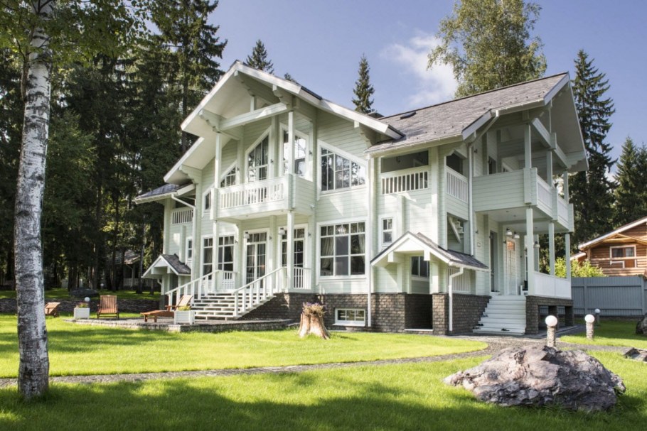 Фасад дома из клееного бруса