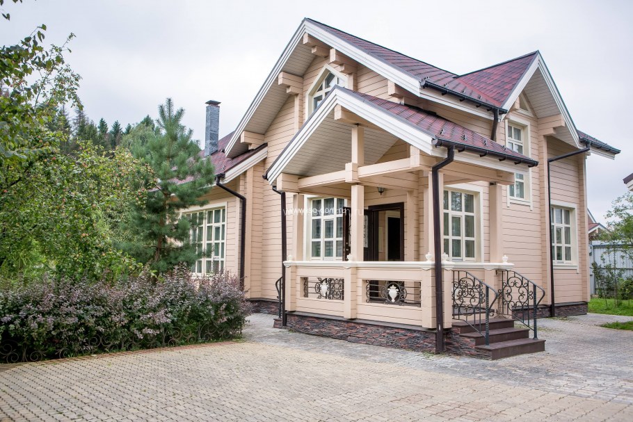 Деревянные дома светлого цвета