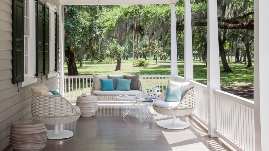 Закрытая веранда с плетеной мебелью