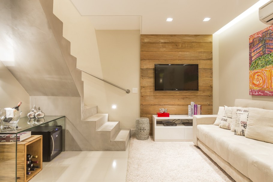 Гостиная 18 кв м с лестницей