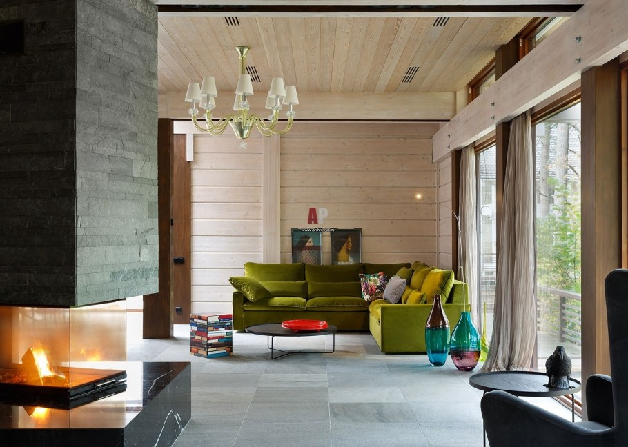 Гостиная с камином в доме из бруса