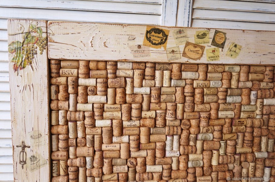 Из винных пробок полочка