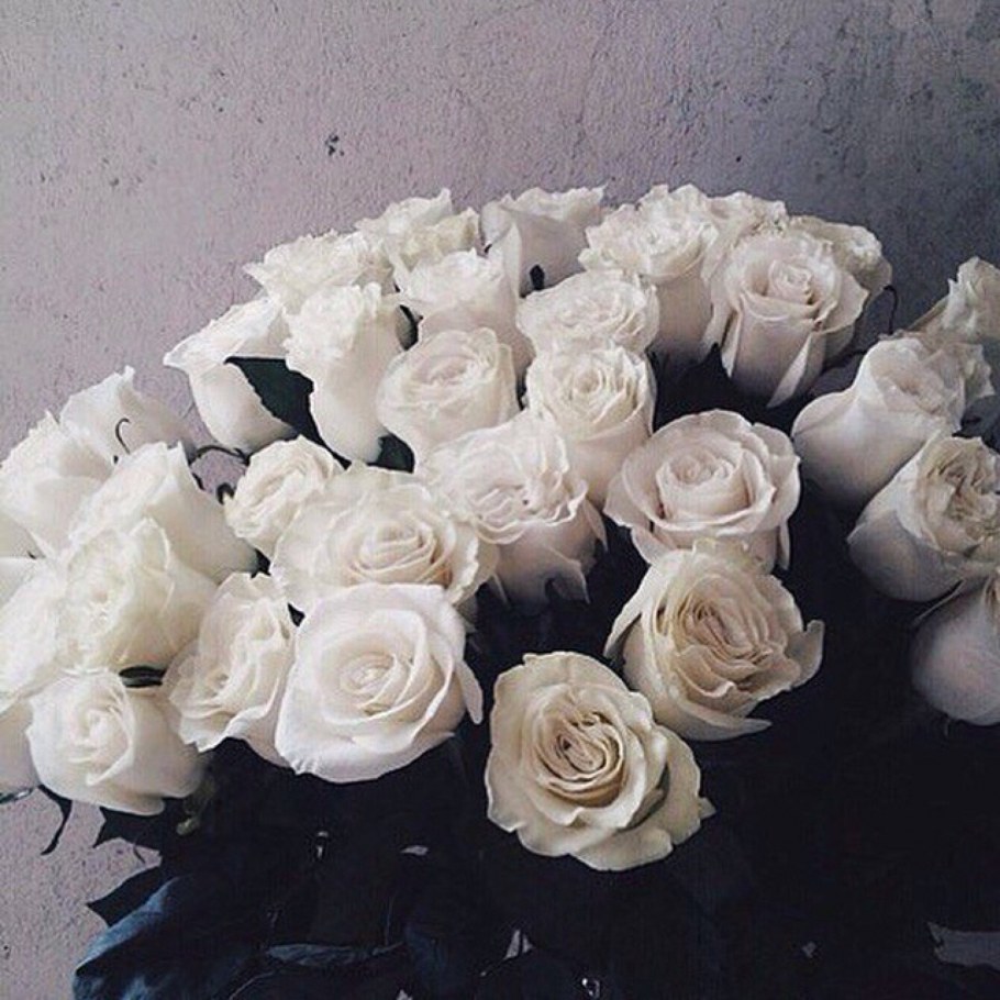 Букет белых роз на полу