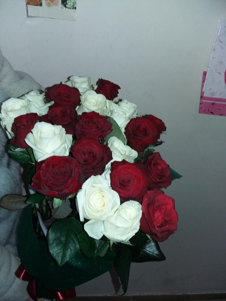 Розы в вазе дома