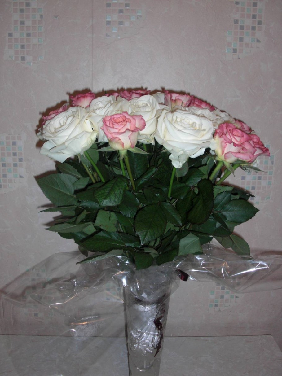 Розы в вазе дома