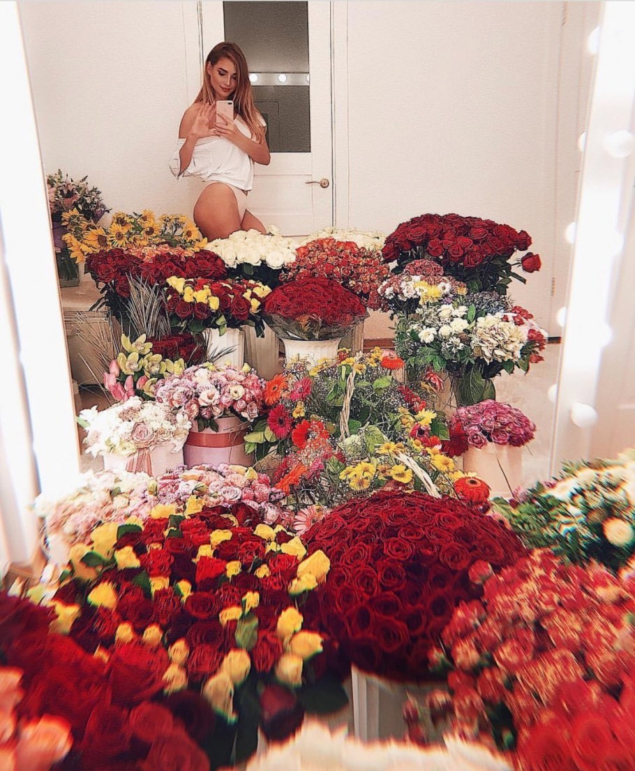 Много букетов цветов