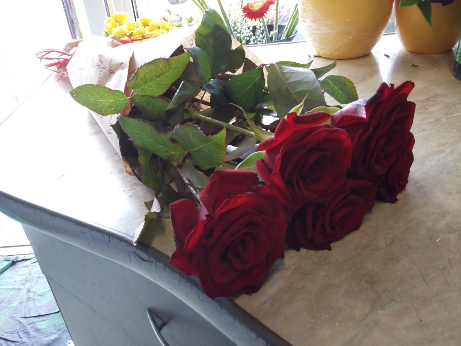 Букет роз на подоконнике реальные