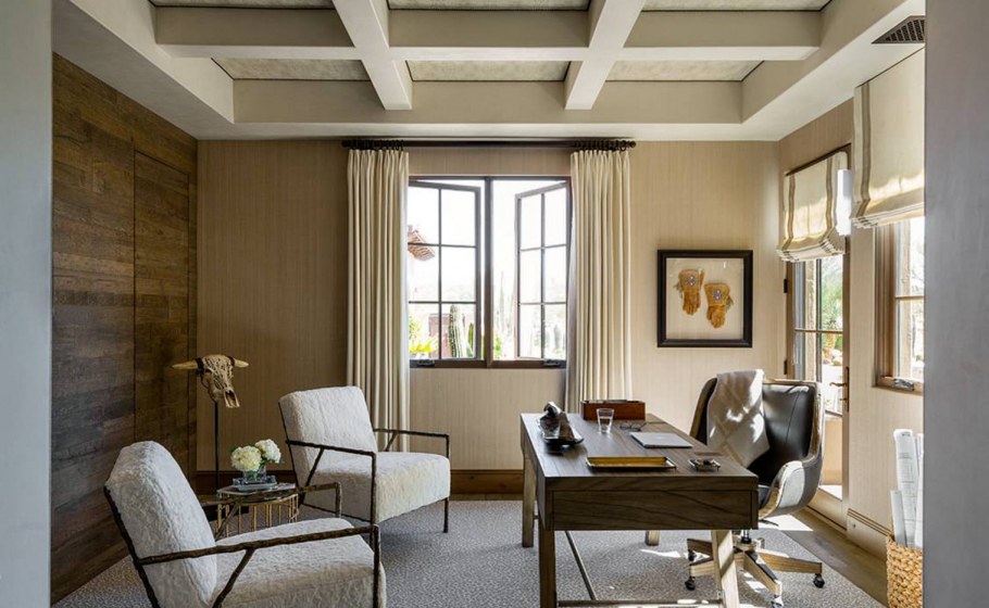 Кабинет в бежевых тонах