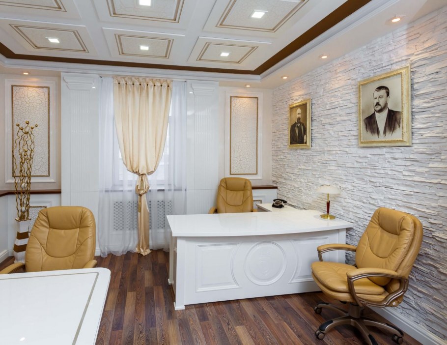 Интерьер кабинета руководителя женщины в светлых тонах